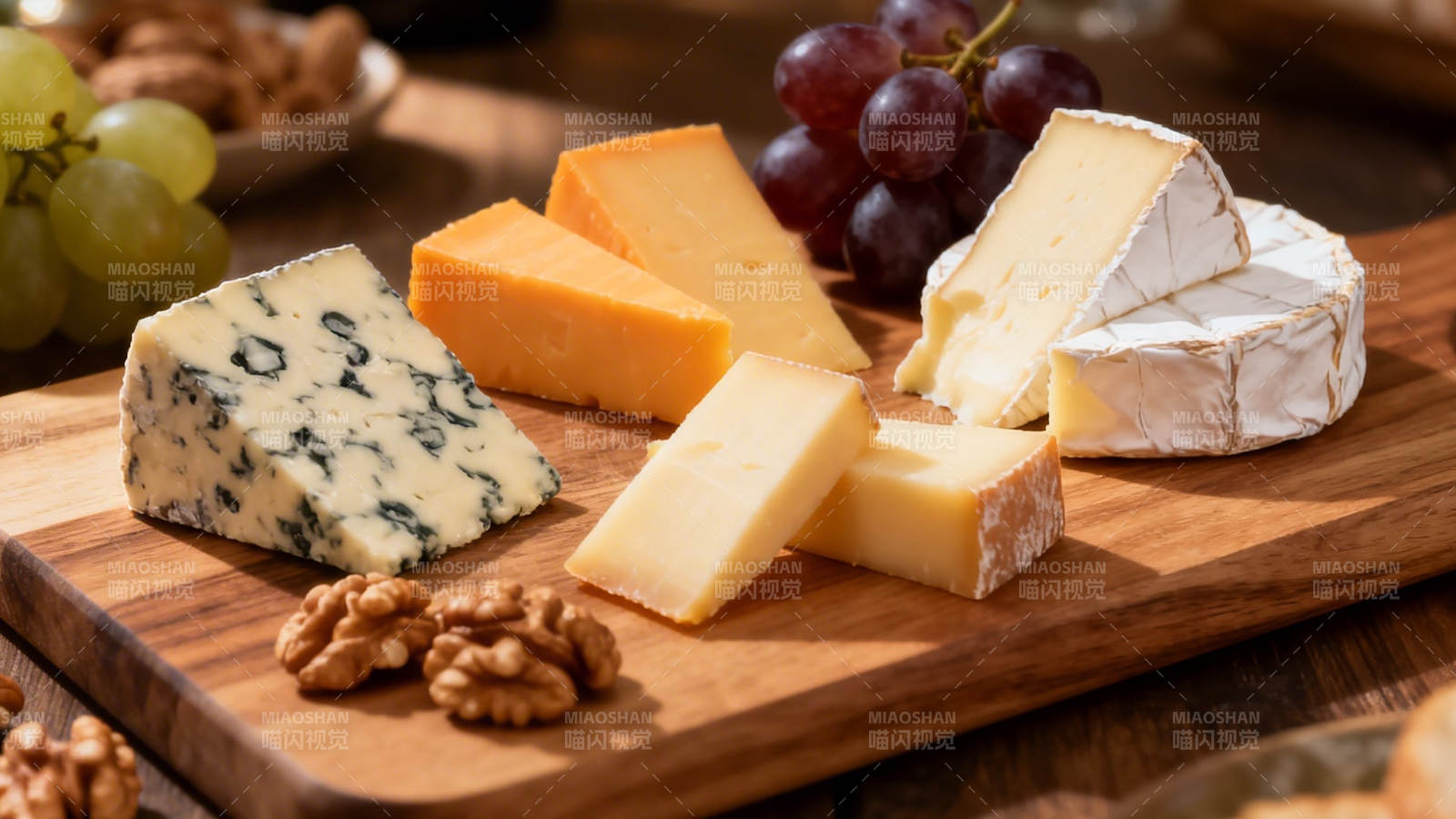 芝士拼盘配葡萄核桃图片