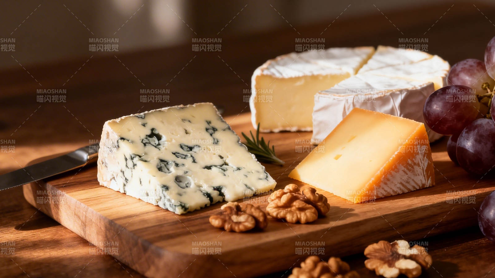 奶酪拼盘配葡萄核桃图片