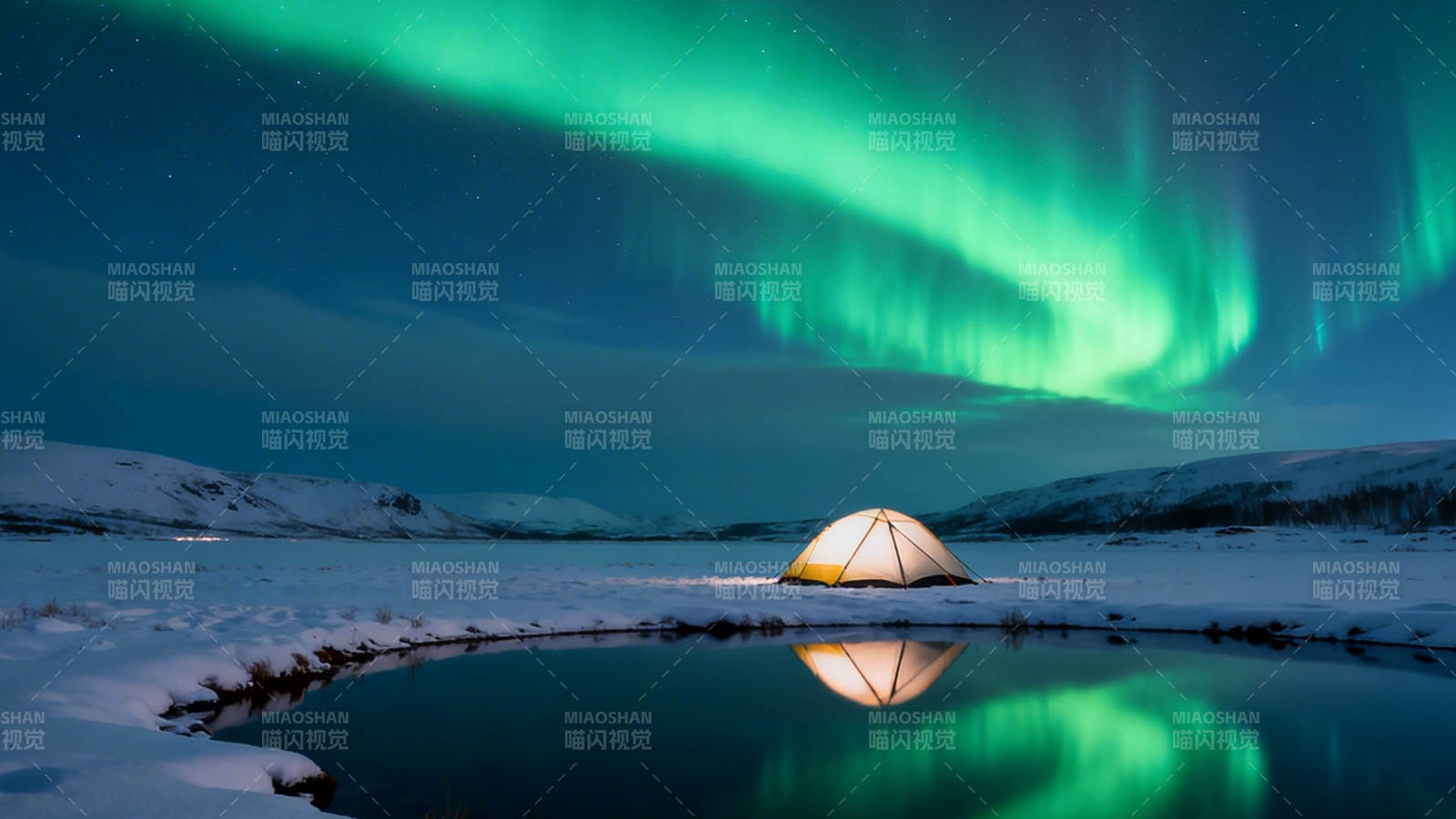 极光下雪野帐篷倒影图片