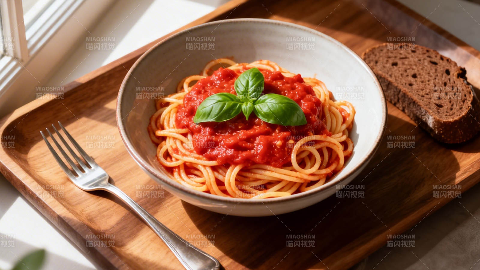 意面配罗勒 阳光早餐盘图片