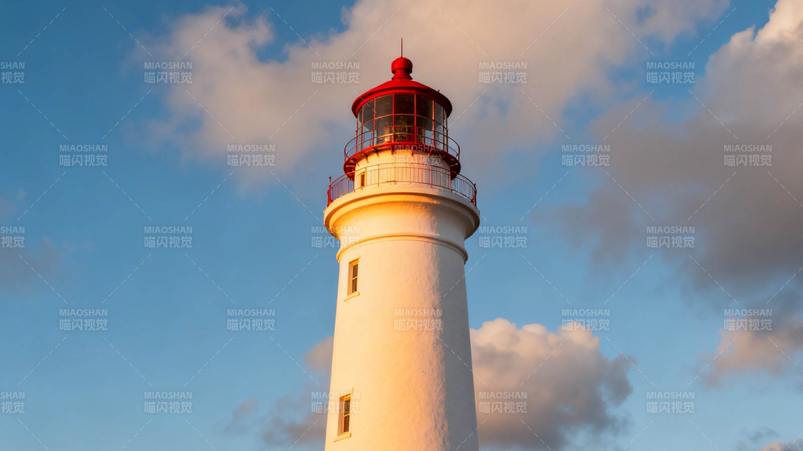 灯塔映蓝天 红顶白身立云端图片