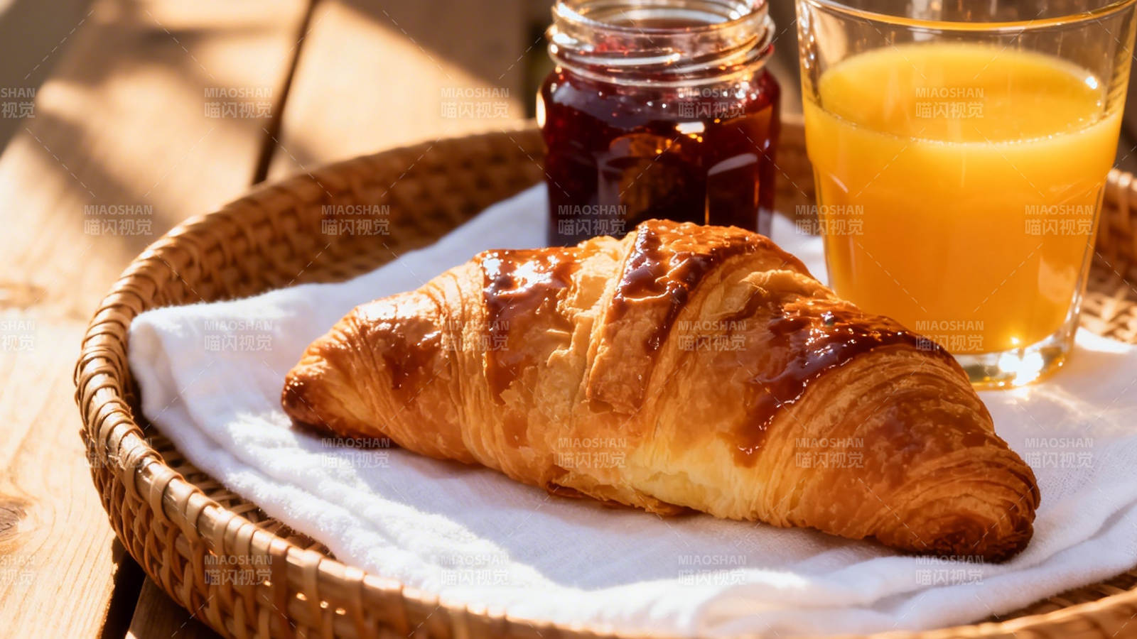 晨光中的法式早餐图片