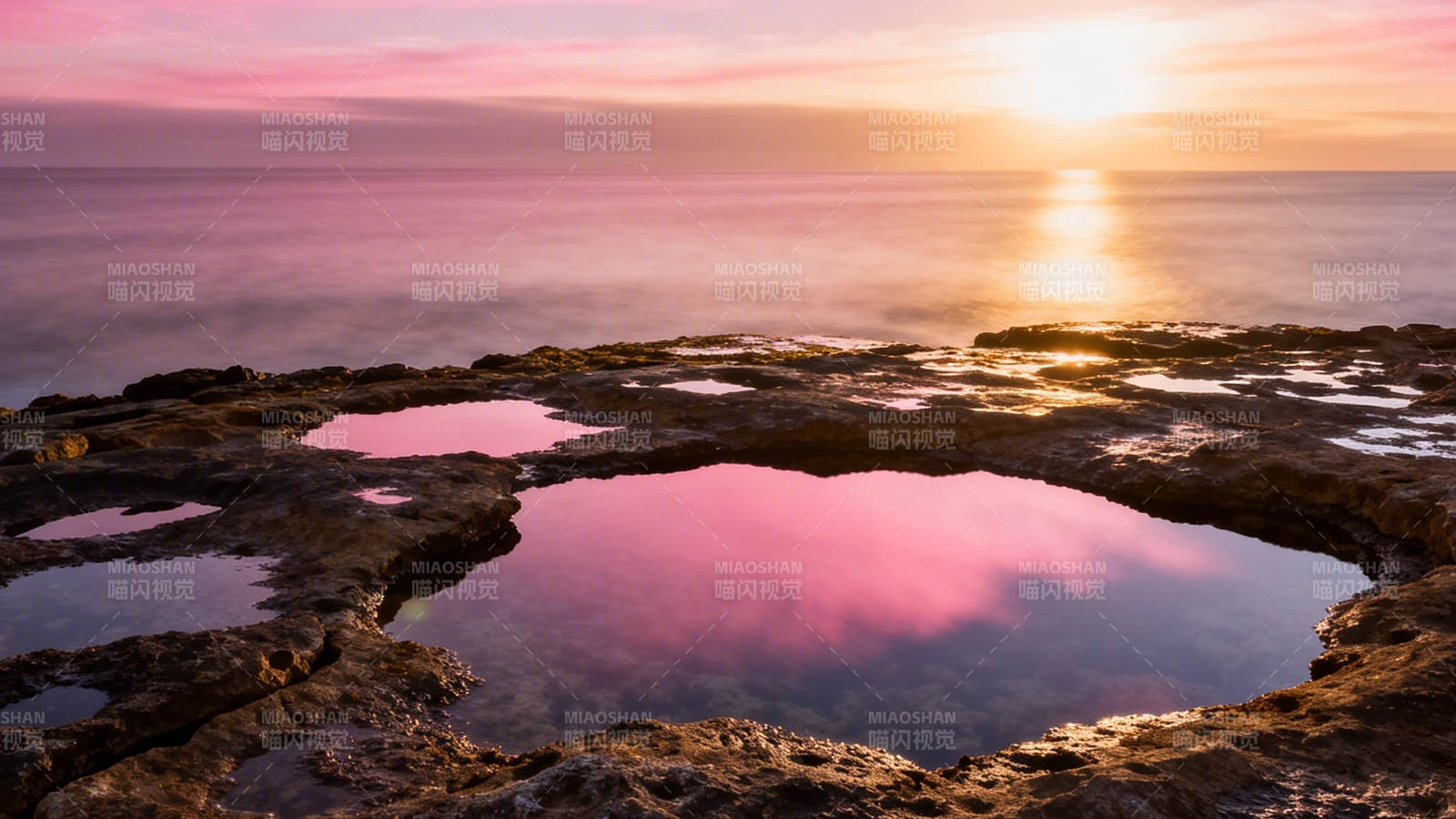 夕阳映海 岩池染霞光图片