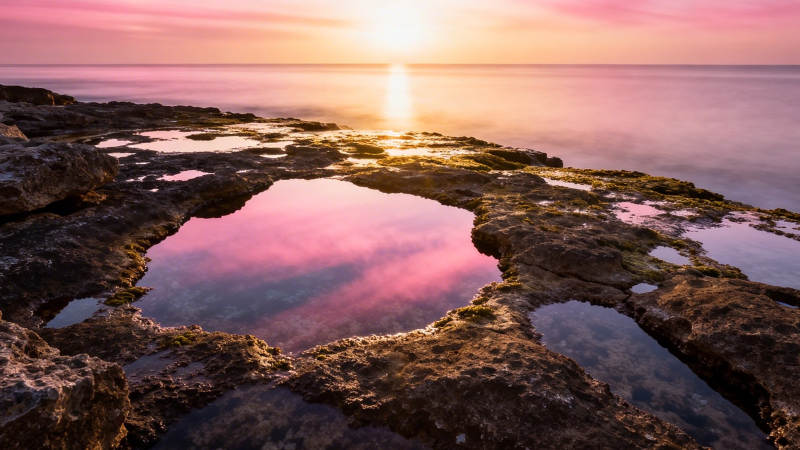 夕阳映海 岩池如镜图片