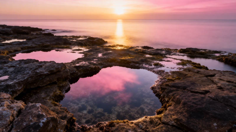 夕阳映海 岩池如镜图片