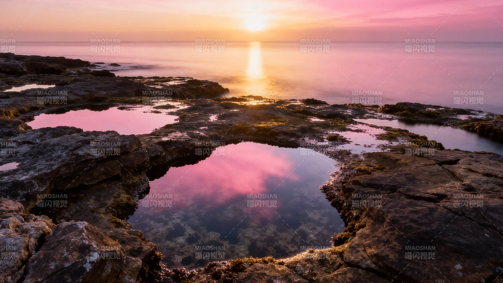 夕阳映海 岩池如镜图片