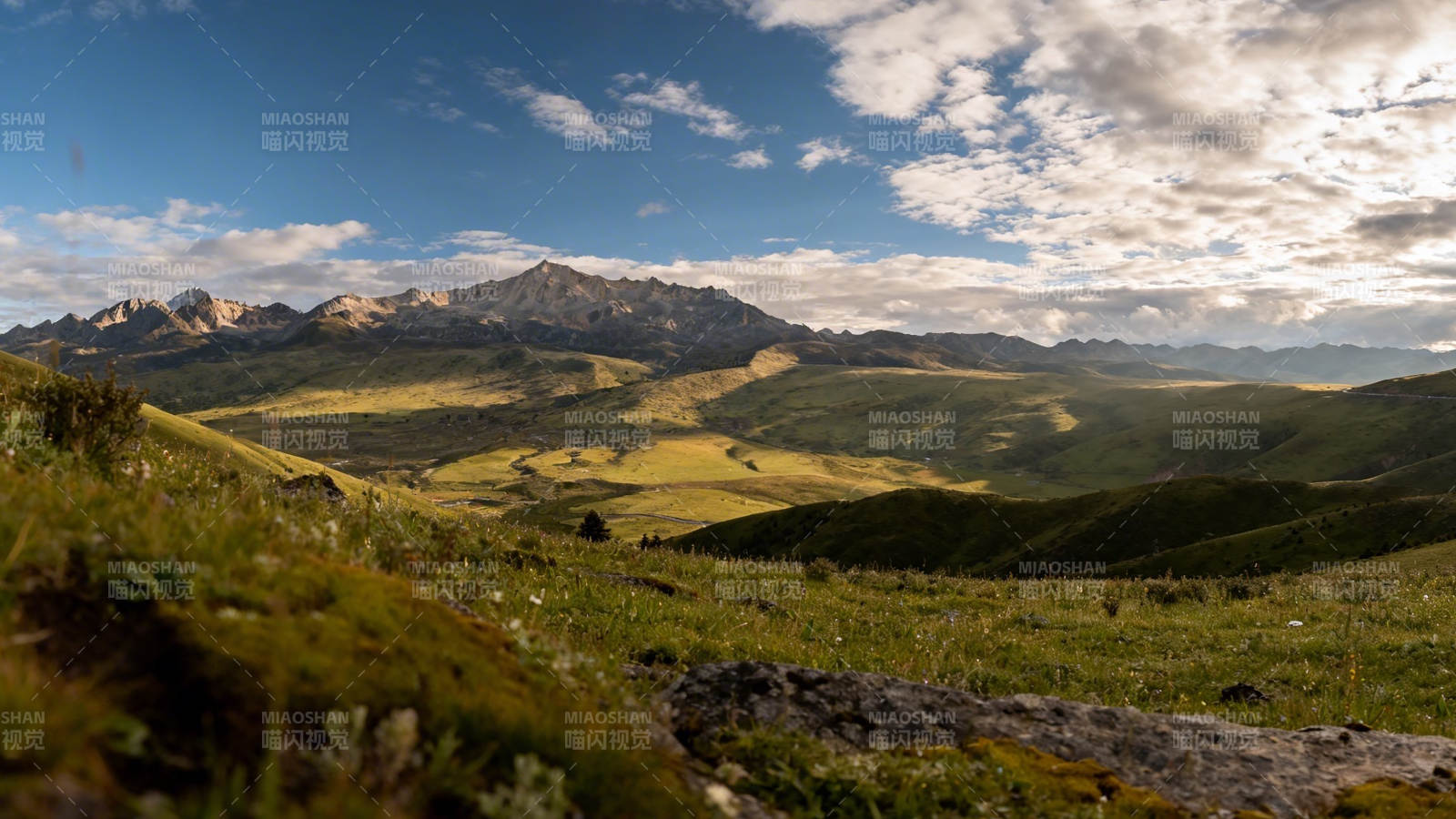 草原山峦 云影斑驳图片
