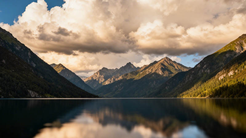 山湖云影 静美如画图片