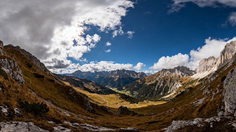 高山峡谷 云影斑斓图片