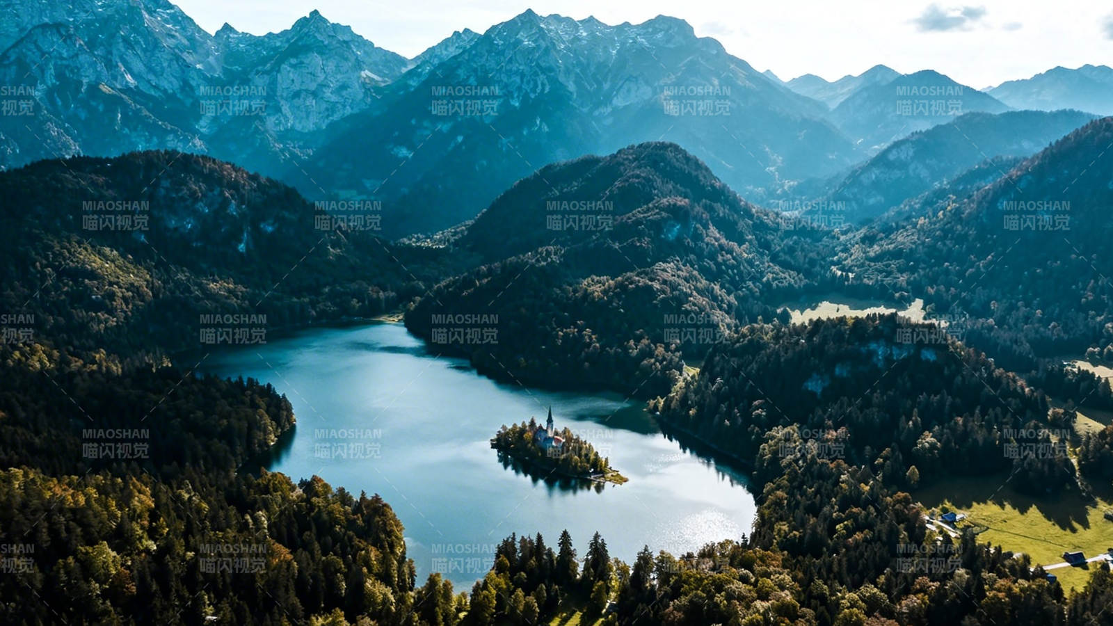 湖心小岛 群山环抱如画图片