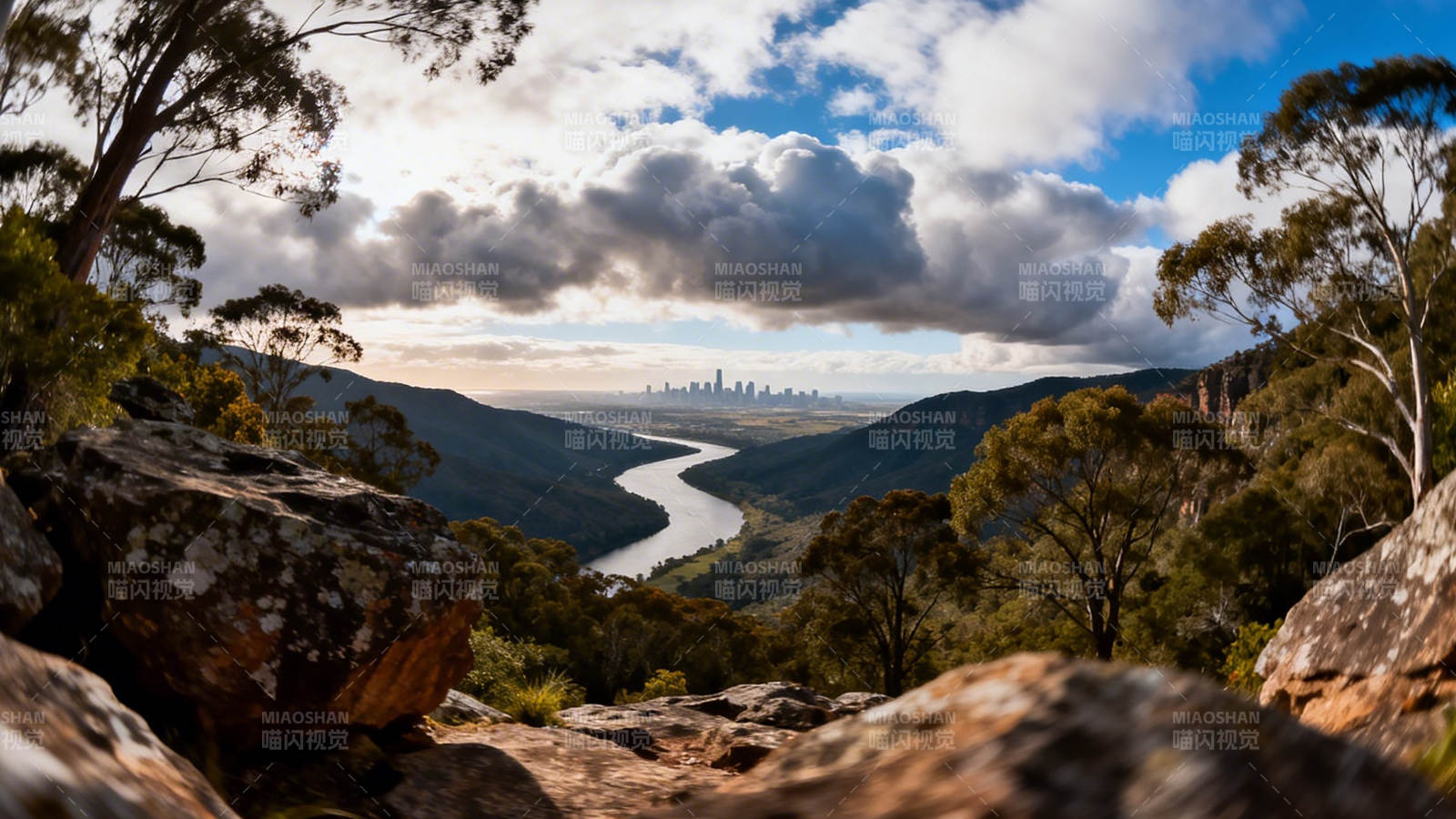 山河远阔 城影入云间图片