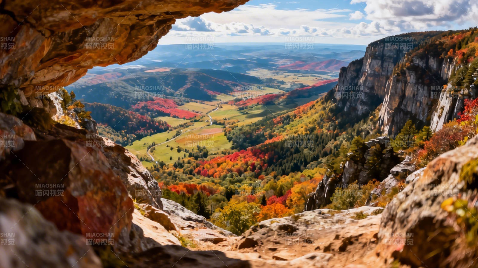 秋色峡谷 岩洞俯瞰美景图片