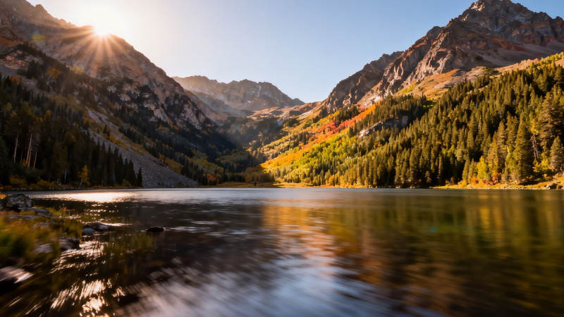 秋山映湖 晨光如画图片