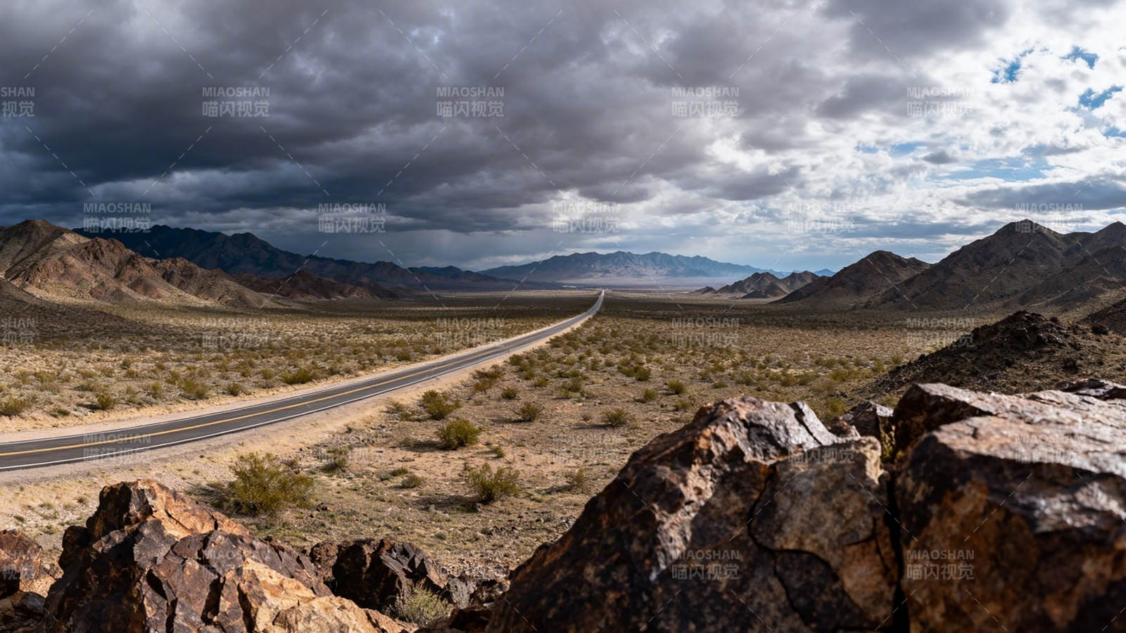 荒漠公路 云压群山图片