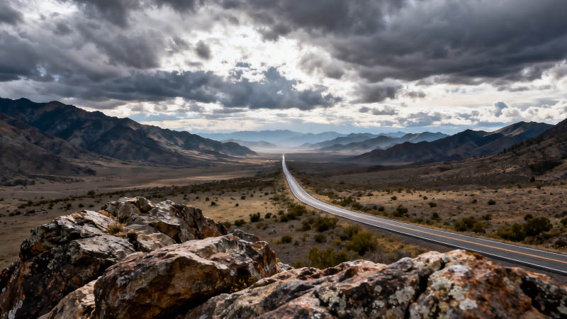 荒漠公路 云压群山图片