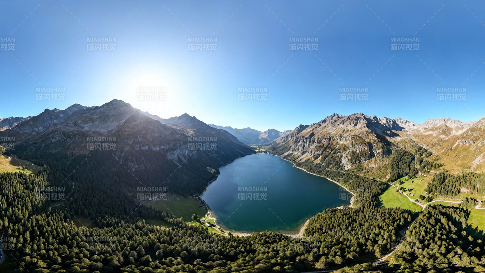 高山湖泊 碧水映蓝天图片