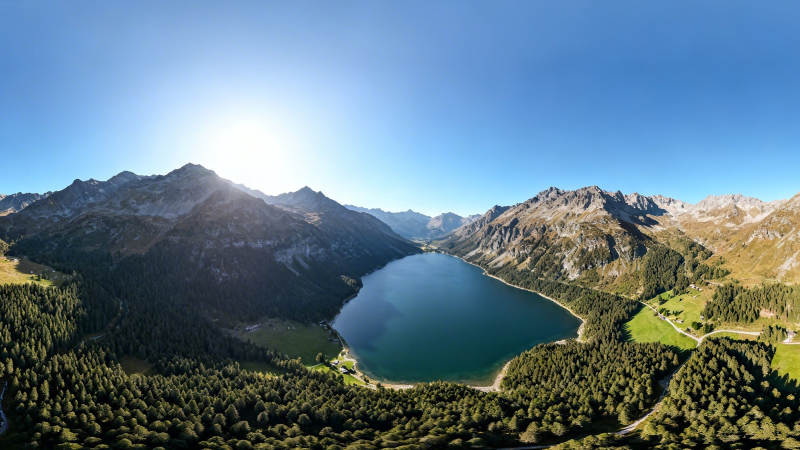 高山湖泊 碧水映蓝天图片