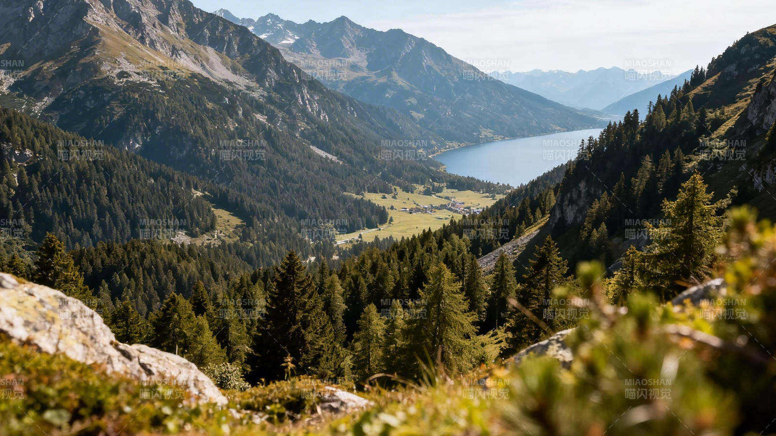 山峦环抱湖 松林映碧空图片