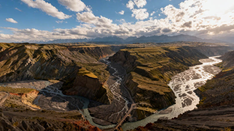 峡谷河流蜿蜒 云影山峦壮美图片