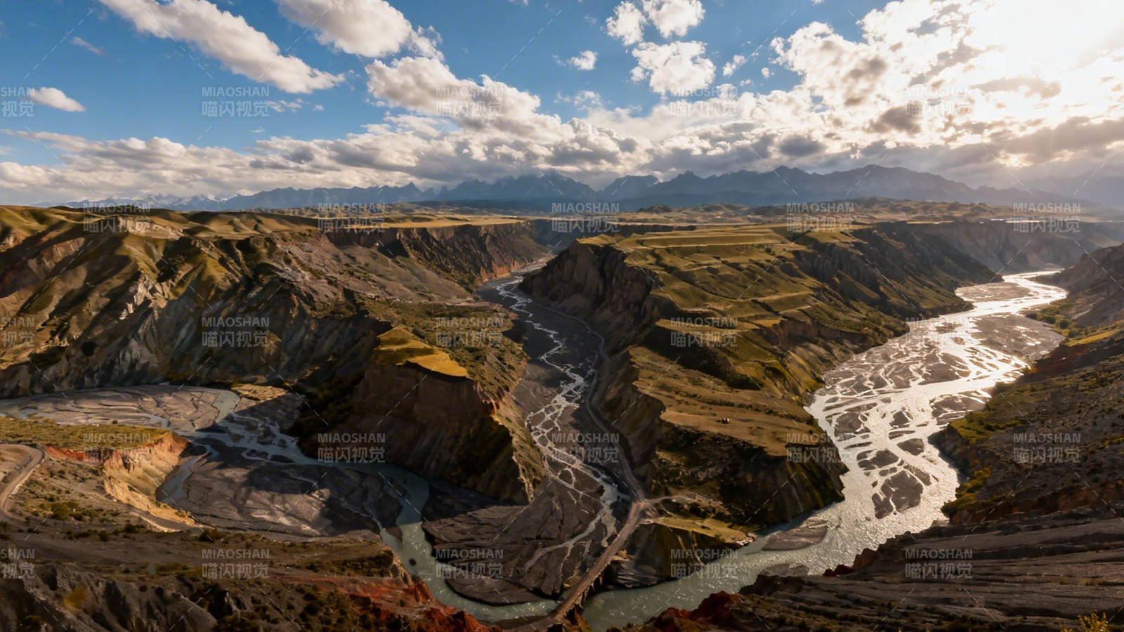峡谷河流蜿蜒 云影山峦壮美图片
