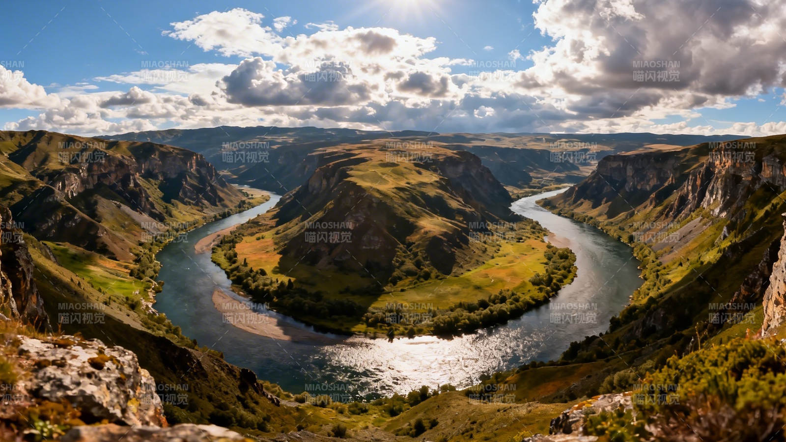 峡谷河流蜿蜒 云影天光共舞图片