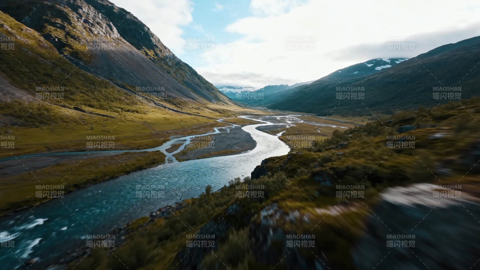 山河蜿蜒 秋意苍茫图片