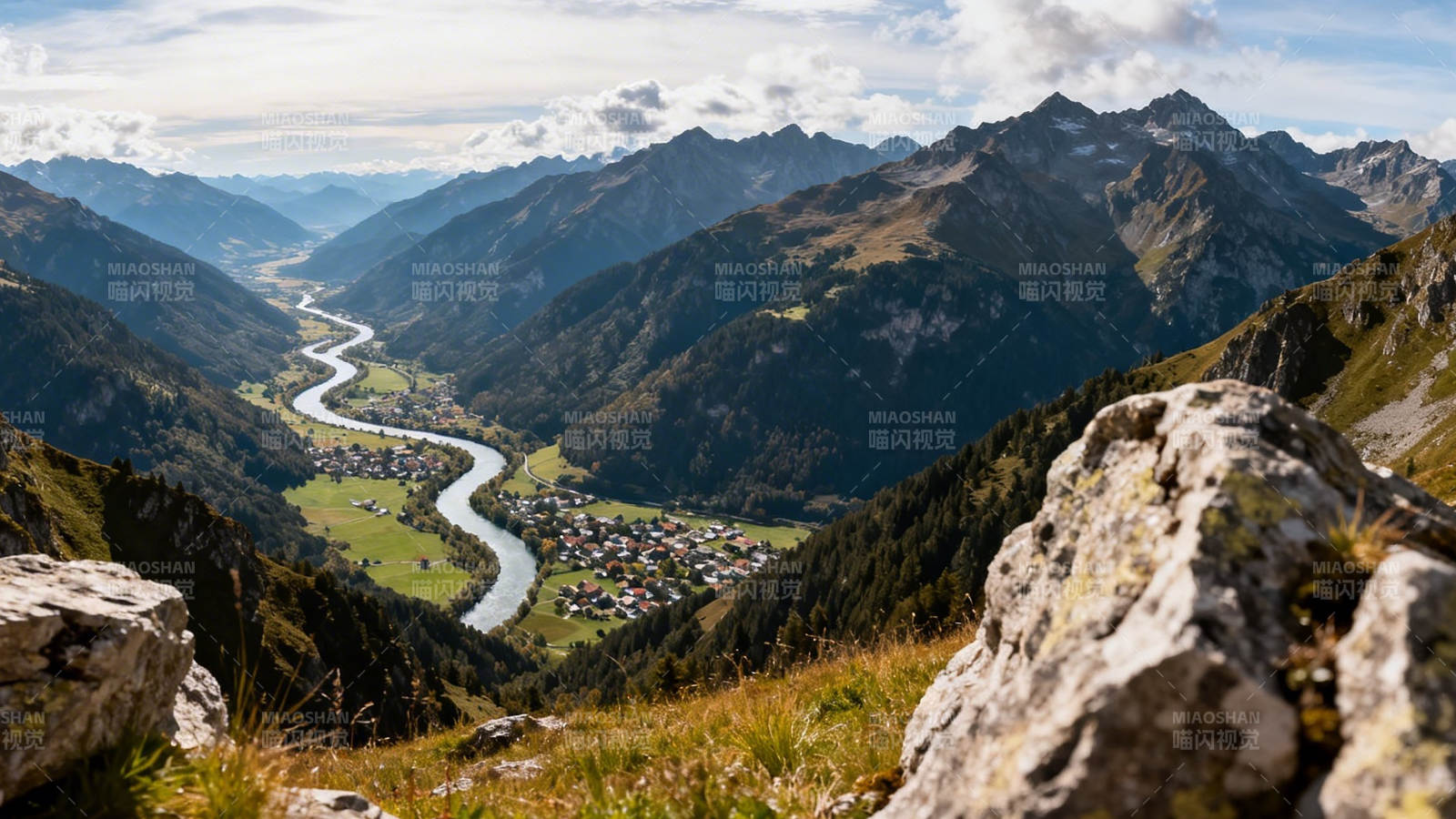 山谷蜿蜒 小镇依河而居图片