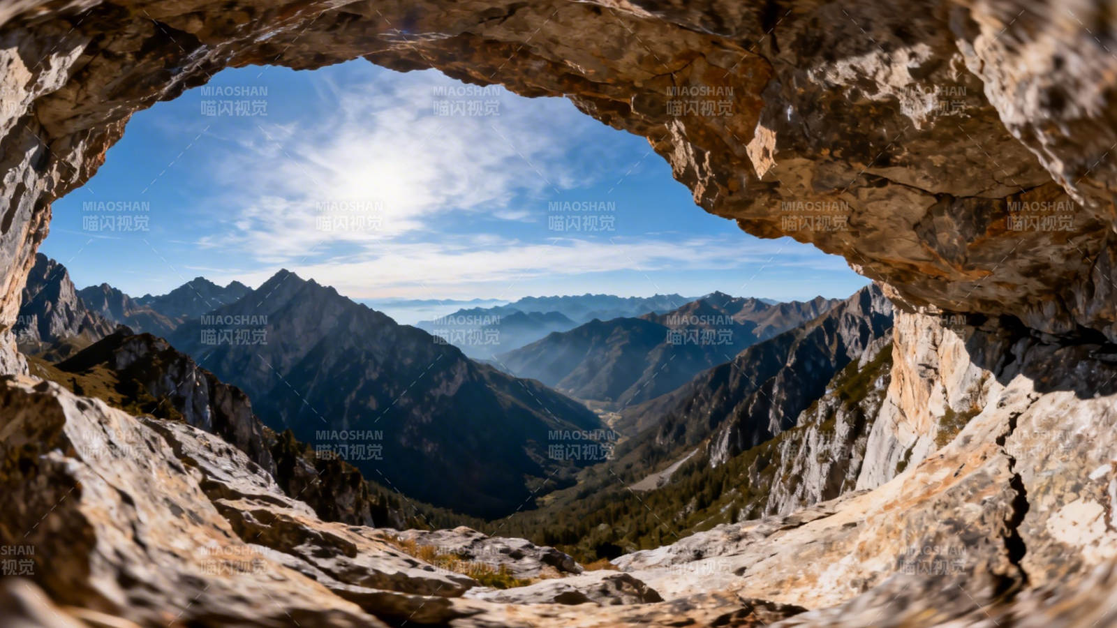 山巅洞穴望群峰图片