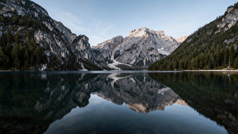 湖山倒影 静谧如画图片