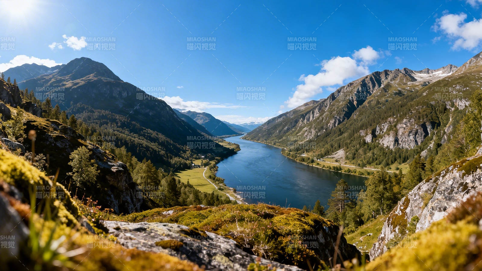 高山湖泊 碧水映蓝天图片