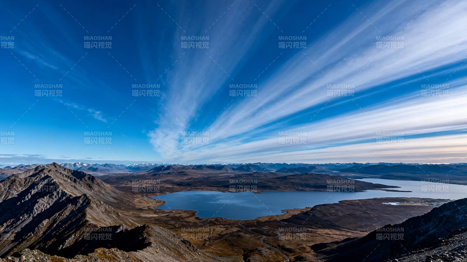高原湖泊与流云天际线图片