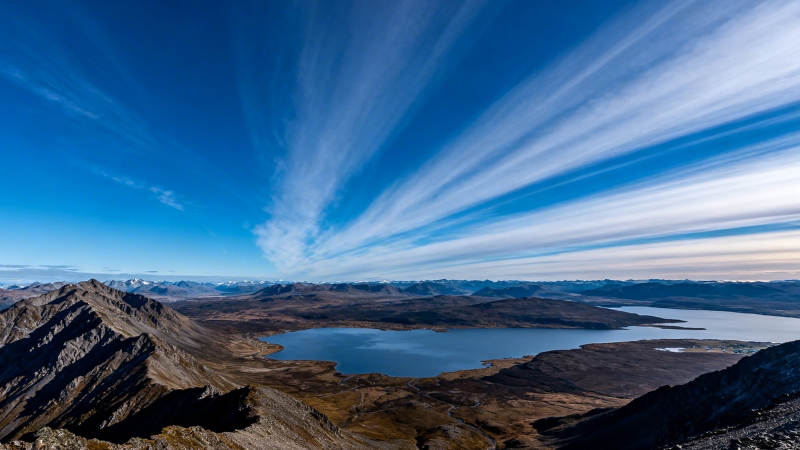 高原湖泊与流云天际线图片
