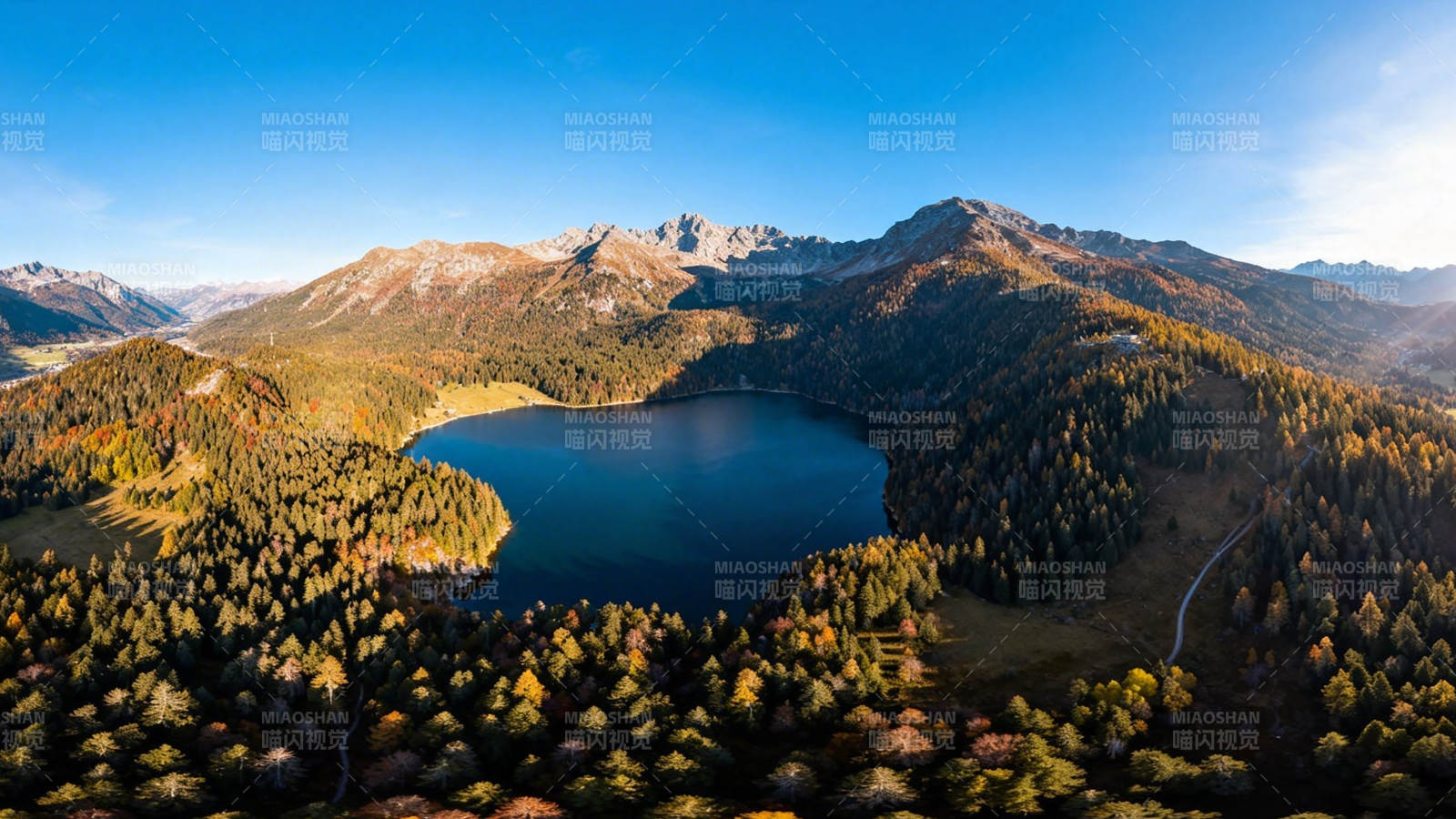 高山湖泊秋色如画图片