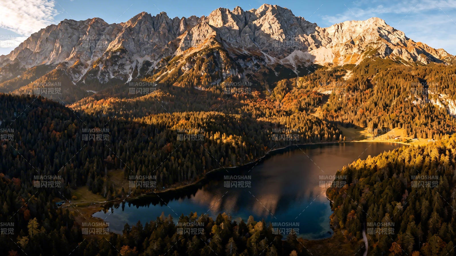 秋山映湖 金辉染峰林图片