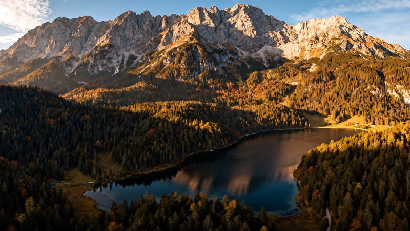 秋山映湖 金辉染峰林图片