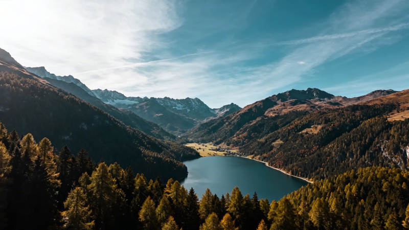 湖光山色 秋林环抱图片