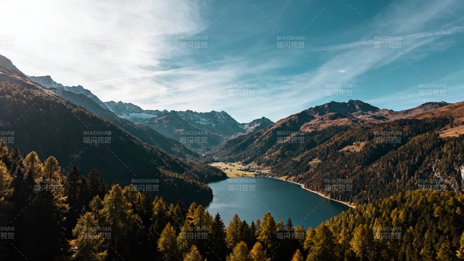 湖光山色 秋林环抱图片