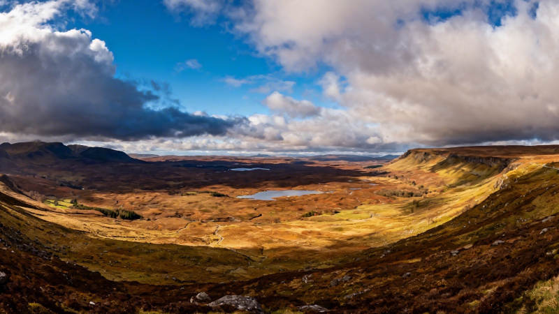 高原秋景 云影掠金野图片