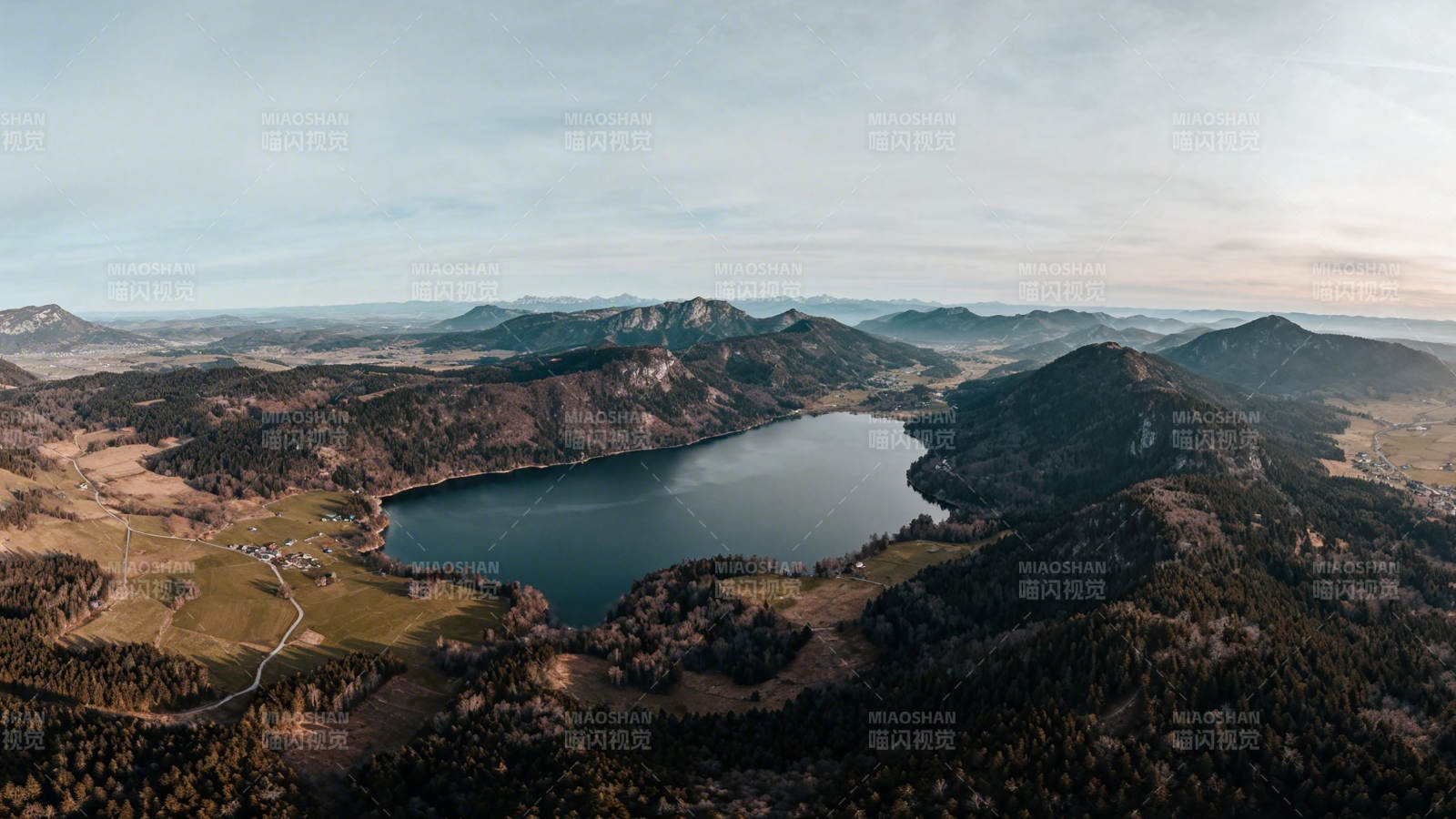 山湖相映 静谧如画图片