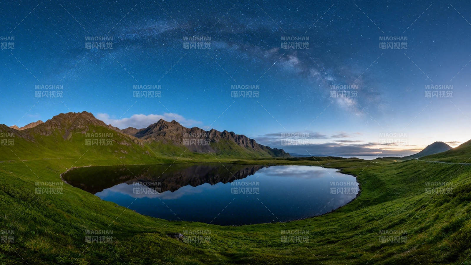 星空下的山间湖泊图片