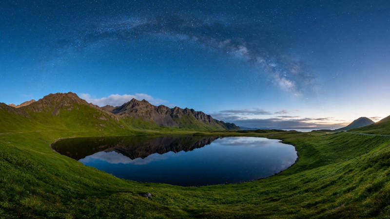 星空下的山间湖泊图片