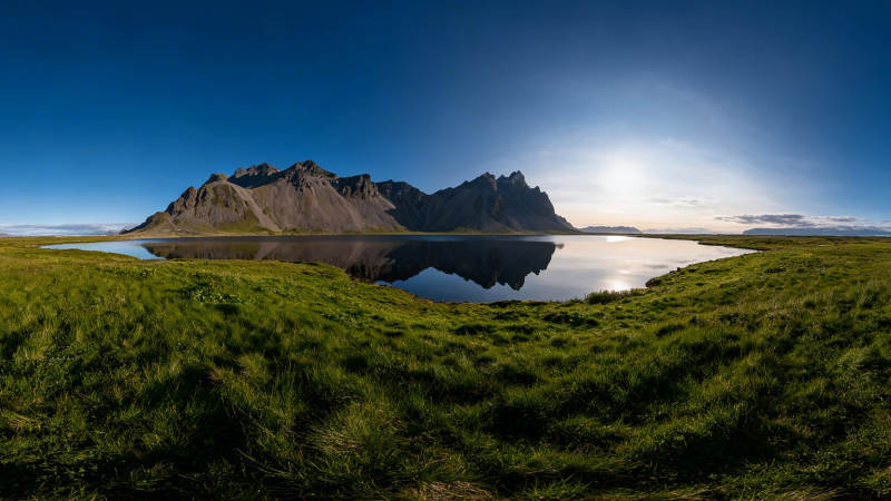 山湖倒影 绿野蓝天图片