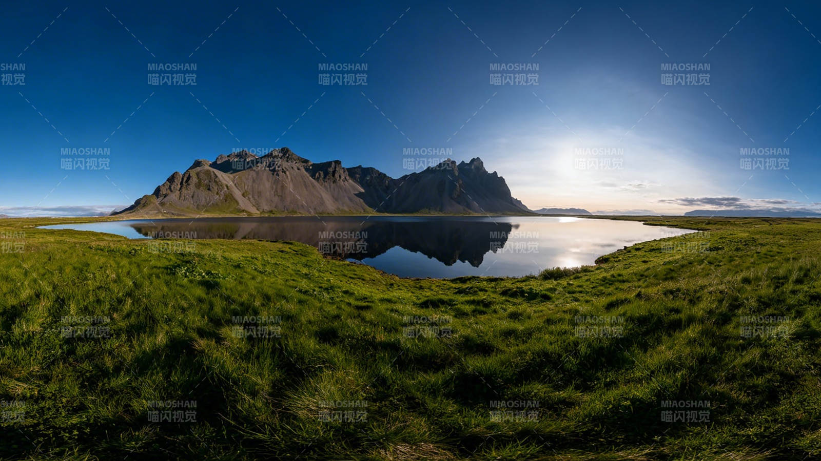 山湖倒影 绿野蓝天图片