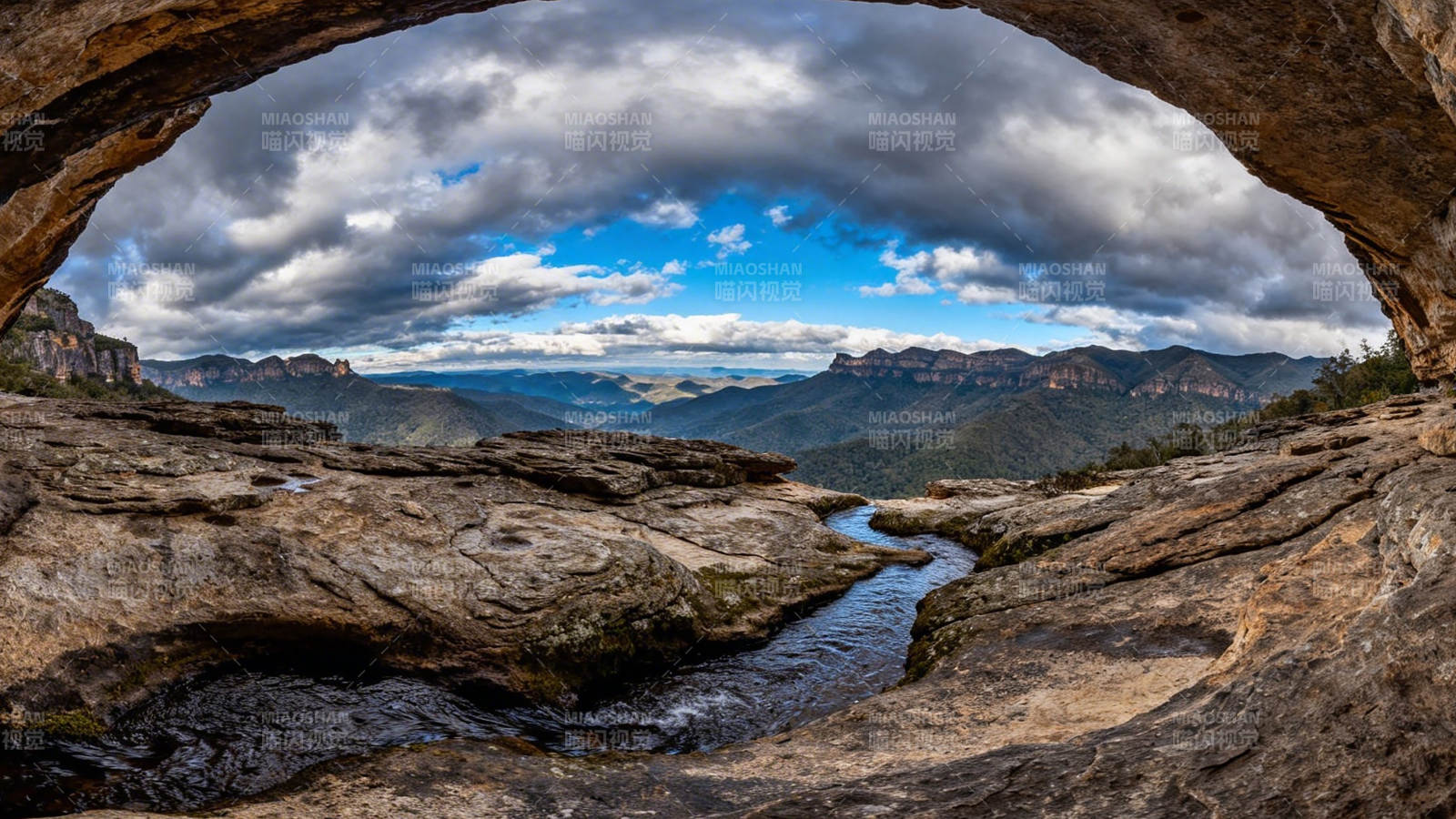 石拱门览山河壮景图片