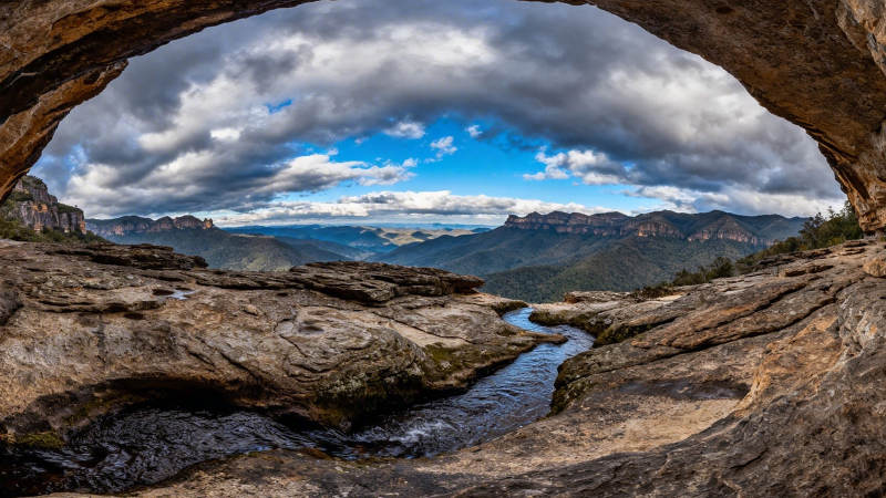 石拱门览山河壮景图片