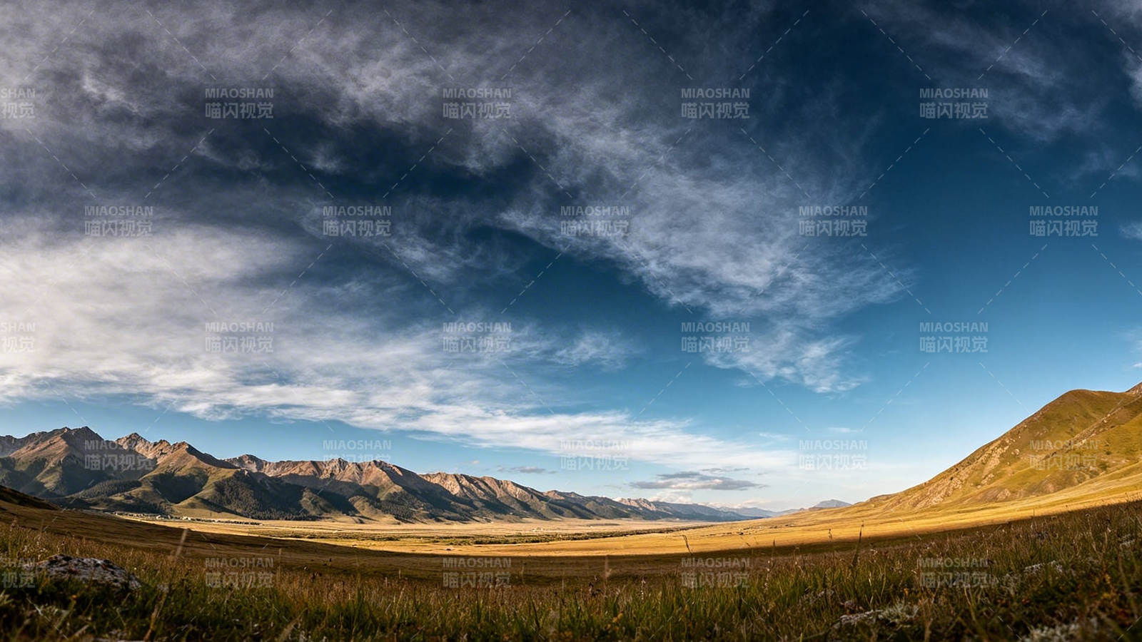 高原辽阔 云卷山静图片