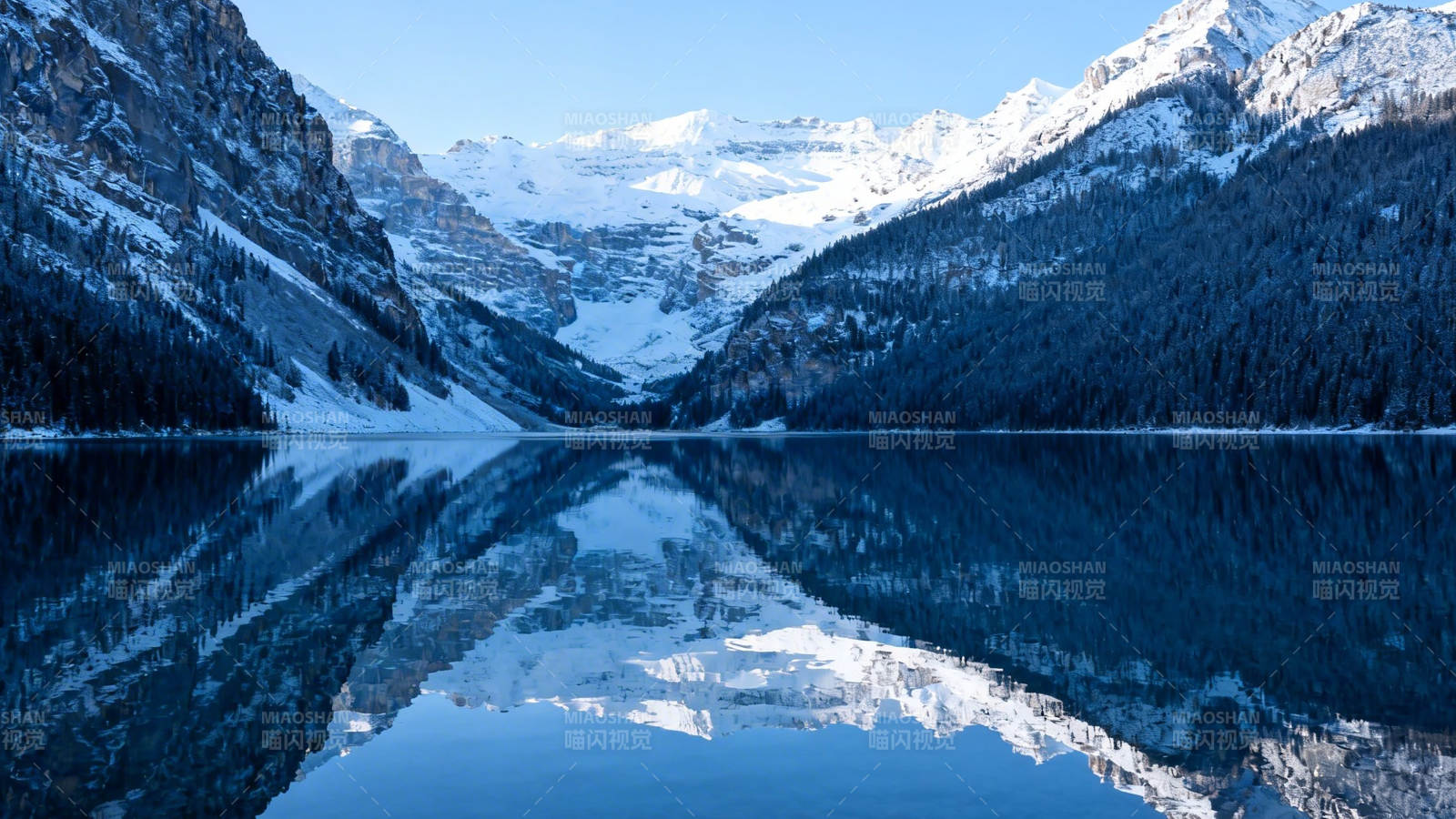 雪山映湖 静谧如画图片