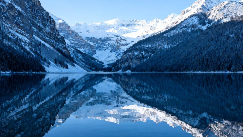 雪山映湖 静谧如画图片