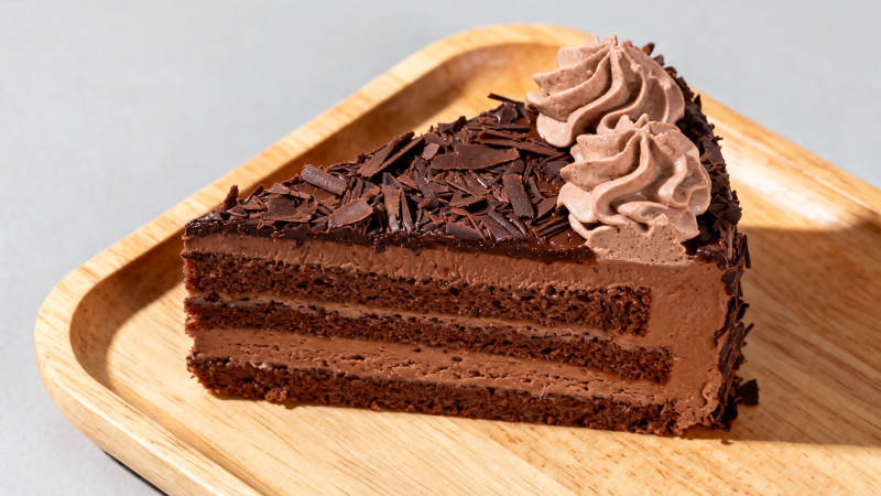 巧克力蛋糕 slice 木盘盛放图片