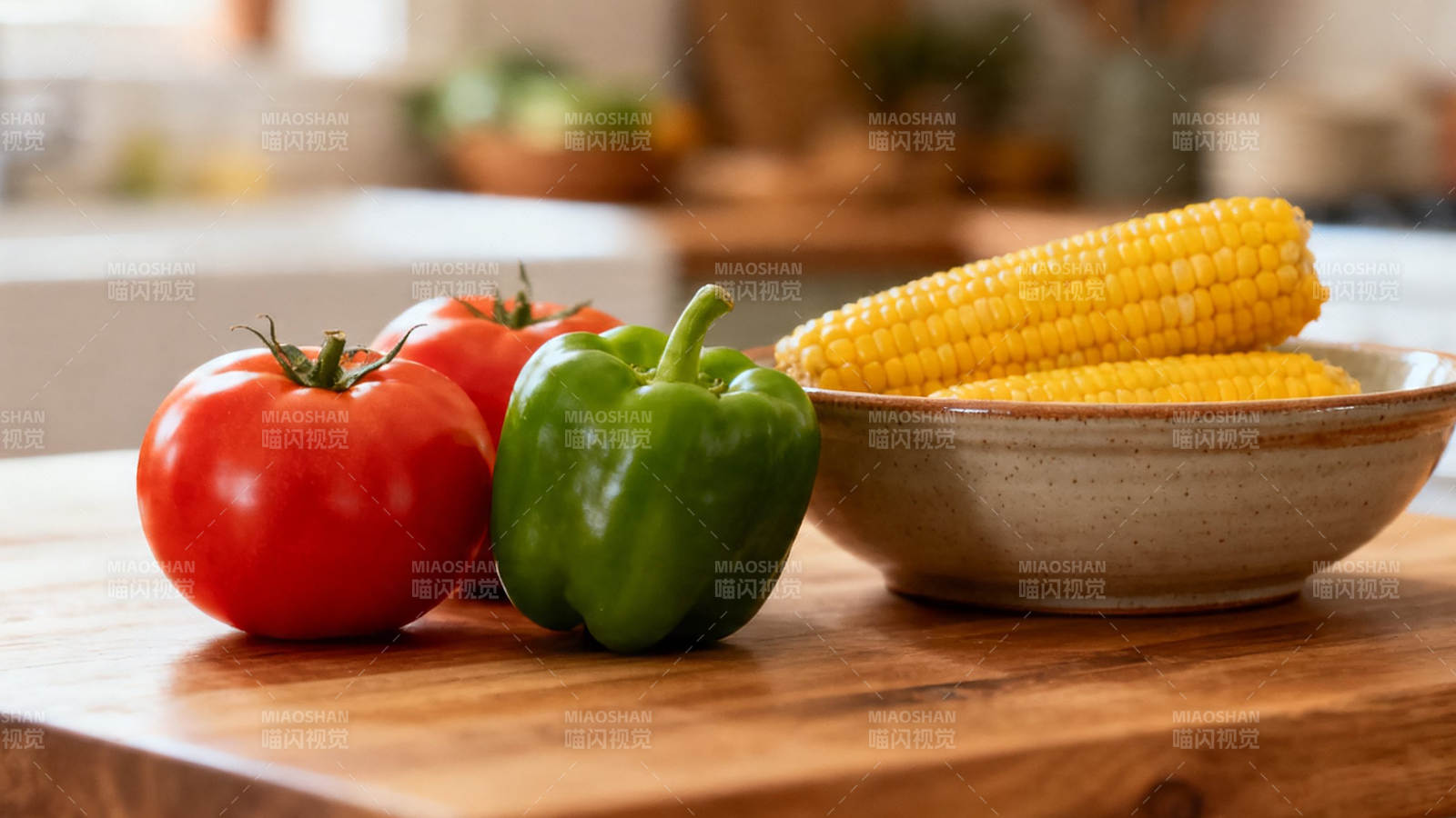 新鲜蔬果摆盘 玉米青椒番茄图片
